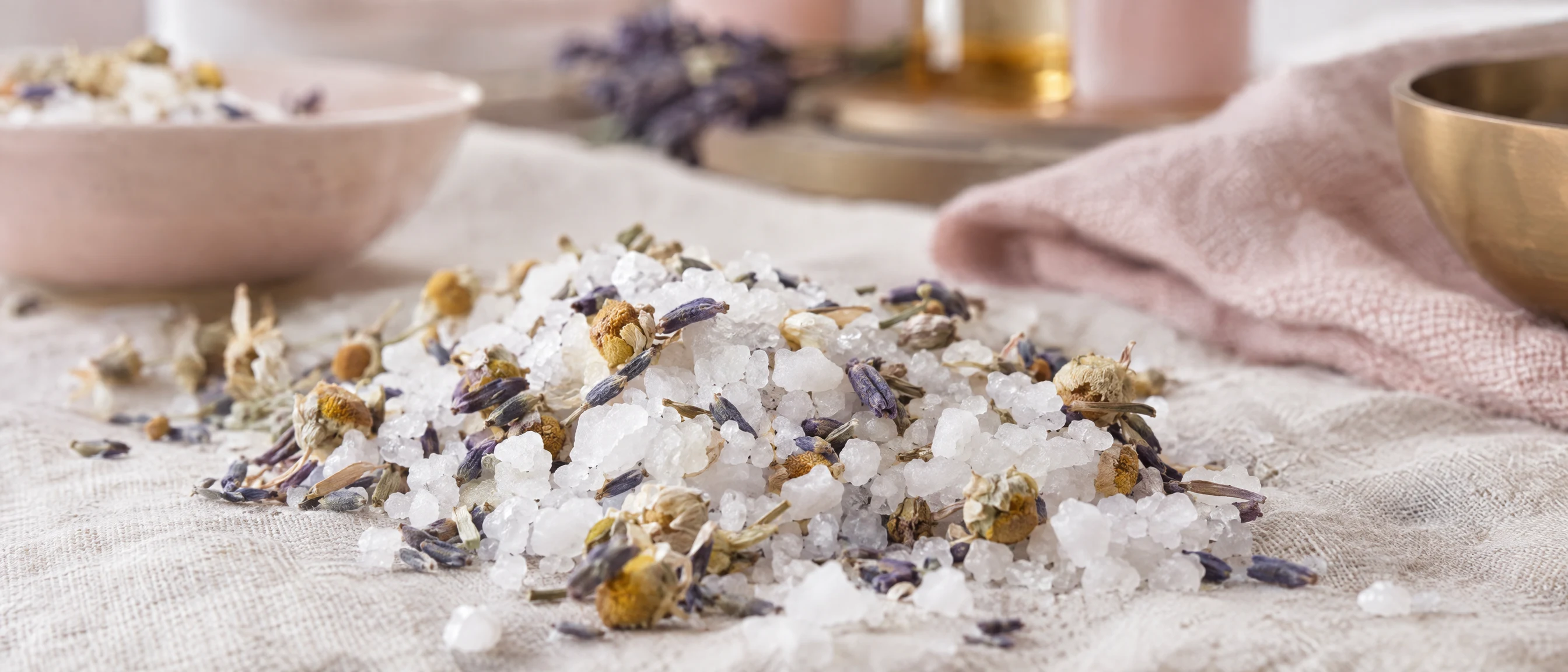 Grobes Meersalz mit getrocknetem Lavendel und Kamille auf Leinen