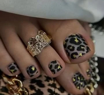 Zehennägel mit Leopardenmuster in Schwarz und Gold
