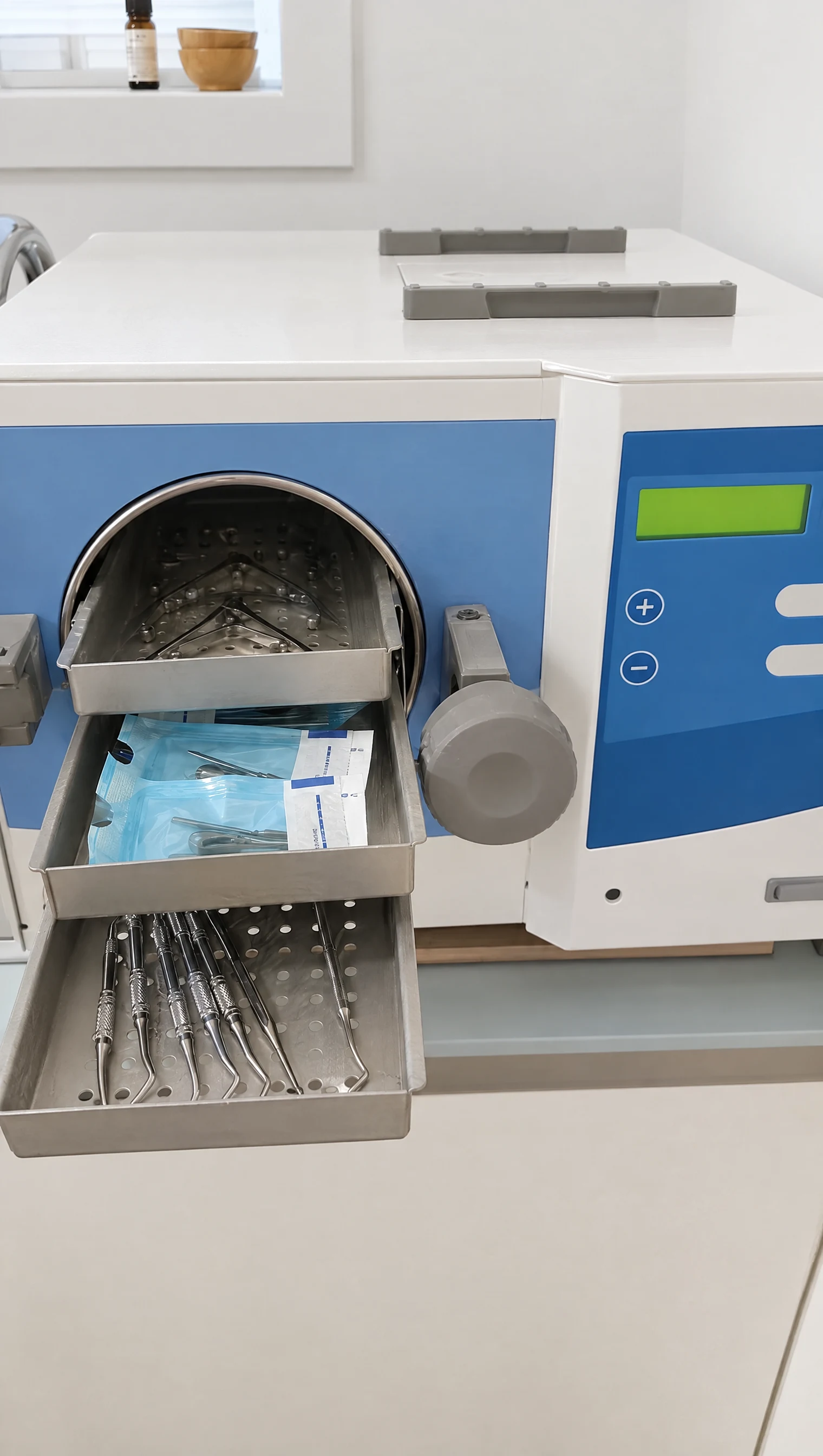 Geöffneter Sterilisator mit Instrumenten in versiegelten Sterilisationsbeuteln